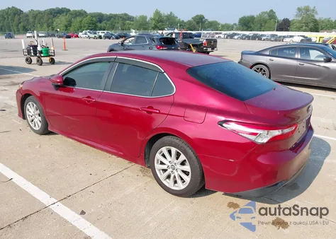 2018 Toyota Camry Le z USA, uszkodzony, nr VIN 4T1B11HK3JU671489